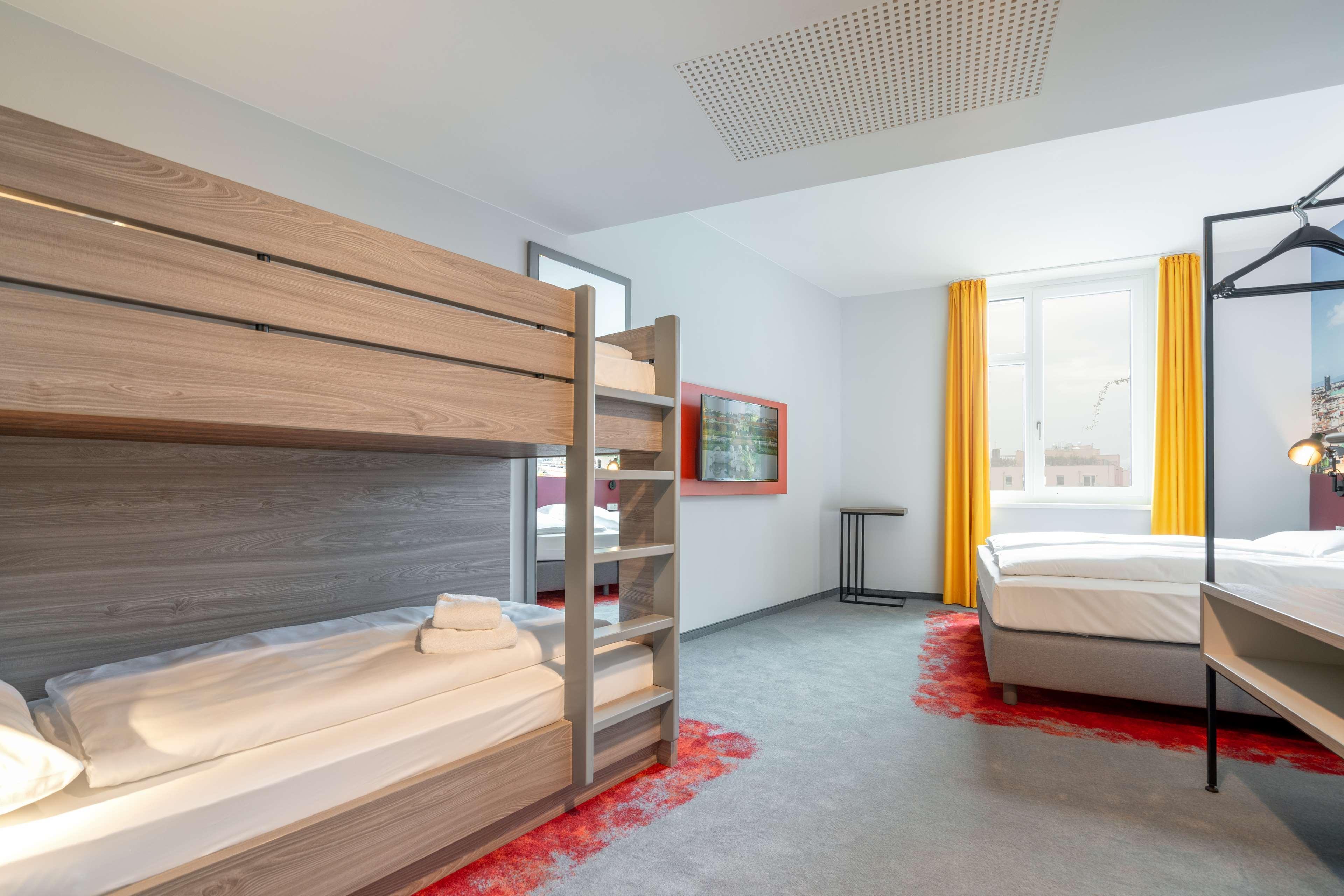 Отель Campanile Vienna South Экстерьер фото